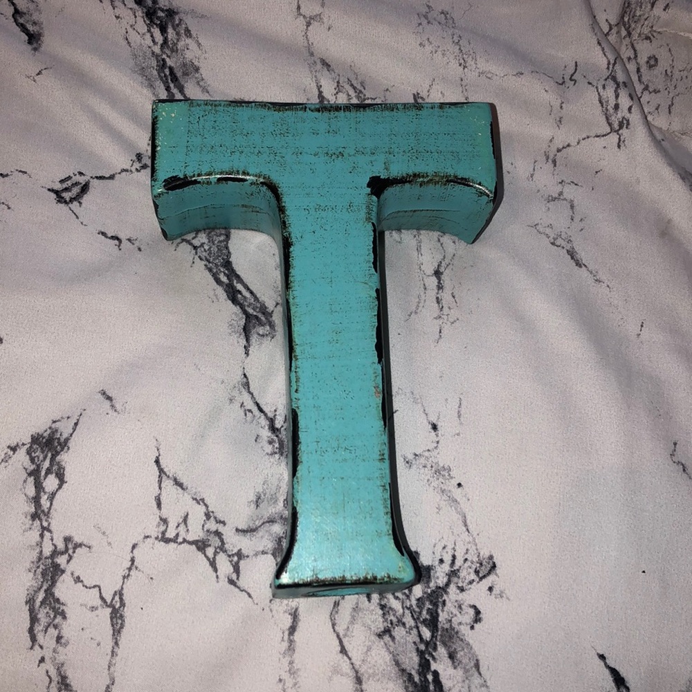 Teal T, decor